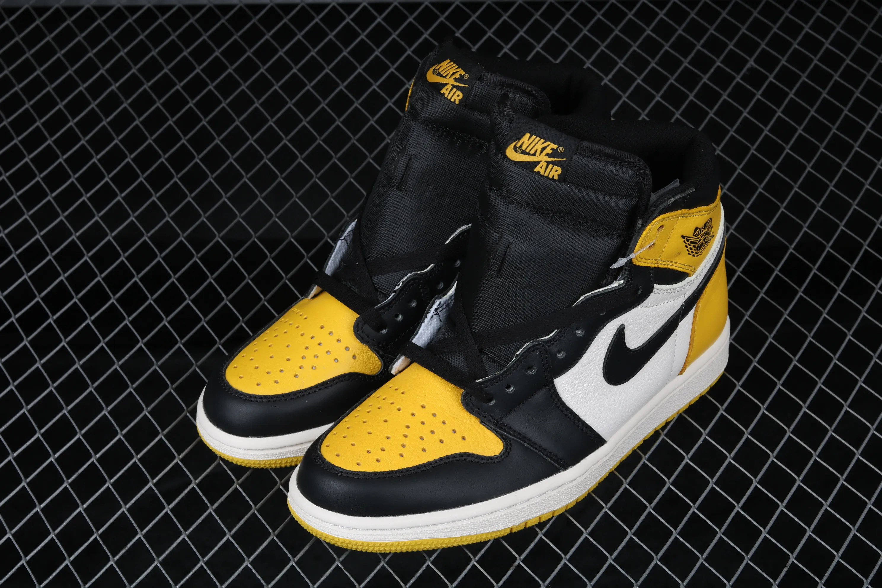 All categories Air Jordan Jordan series basketball shoes Air Jordan 1 High Air Jordan 1 Yellow Toe AJ1 OG black and yellow toe high-top basketball shoes AR1020-700